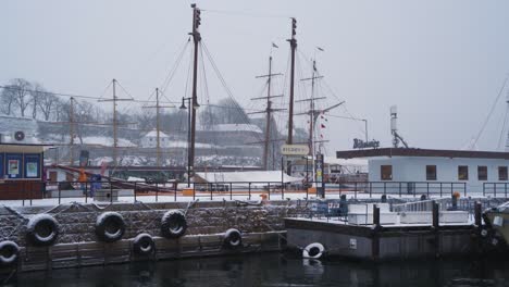 Mástiles-De-Vela-De-Barco-Amarrado-En-Aker-Brygge-Marina-En-Ventoso-Día-De-Invierno-Con-Nieve-Cayendo