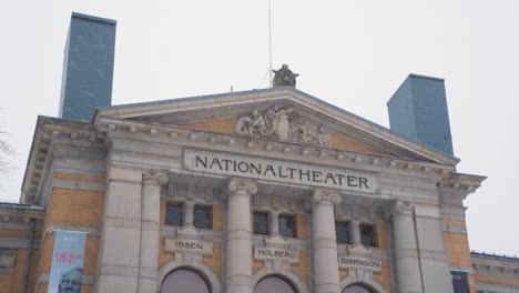 Vista-De-La-Fachada-Del-Teatro-Nacional-De-Oslo-El-Día-De-Invierno-En-Enero-De-2023