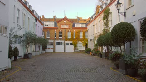 Reihen-Von-Alten-Häusern-Und-Straße-Mit-Kopfsteinpflaster-In-Horbury-Mews,-Notting-Hill,-London,-Großbritannien