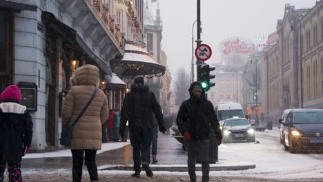 Familie-Wartet-Darauf,-Die-Straße-An-Der-Karl-Johans-Gate-Road-Bei-Starkem-Schneefall-In-Oslo,-Norwegen-Zu-überqueren