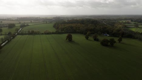 Campo-Cultivable-Bosque-Paisaje-Antena-Otoño-Warwickshire-Reino-Unido