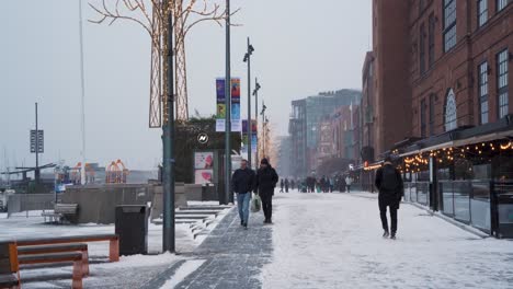 Leute,-Die-Im-Winter-Und-Schneefall-An-Der-Promenade-Von-Aker-Brygge-In-Oslo-Spazieren-Gehen