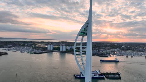 El-Dron-Se-Retira-De-La-Torre-Spinnaker-En-Portsmouth-Con-Bengalas-De-Luz-Al-Atardecer-4k