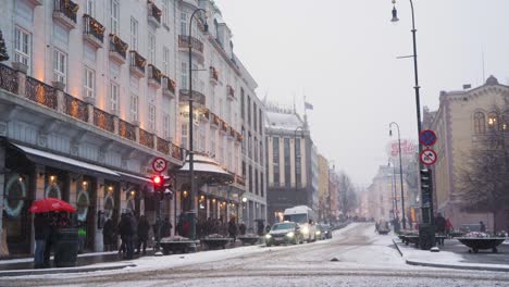 Peatones-Cruzando-Karl-Johans-Gate-Road-Durante-La-Nevada-En-Oslo