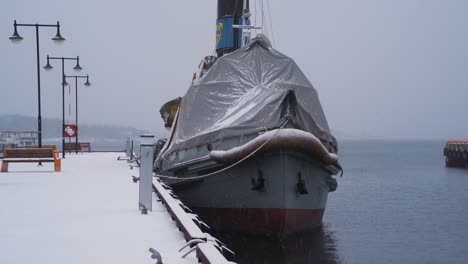 Barco-Amarrado-Con-Arco-Delantero-Cubierto-Atado-Al-Muelle-En-Aker-Brygge-En-Invierno