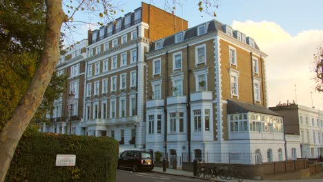 Edificio-De-Vivero-Típico-A-Lo-Largo-De-Ladbroke-Grove-En-El-Distrito-Real-De-Kensington-Y-Chelsea-En-Londres,-Reino-Unido