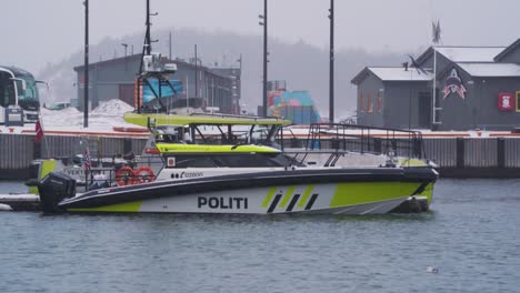 Barco-De-La-Policía-Amarrado-En-El-Muelle-De-La-Marina-Cerca-Del-Puente-Aker-En-Olso