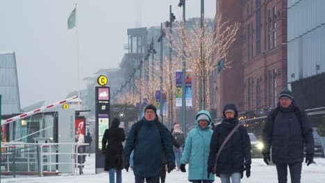 Touristen,-Die-Während-Des-Winterschneefalls-Entlang-Der-Promenade-Von-Aker-Brygge-In-Oslo-Spazieren