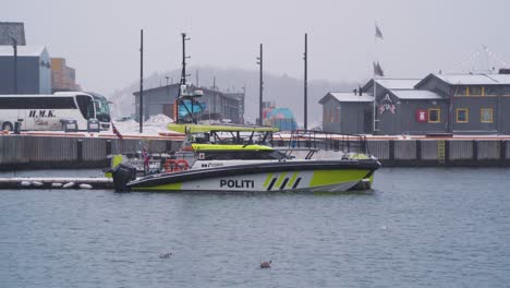 Barco-De-La-Policía-Amarrado-En-El-Muelle-De-La-Marina-Cerca-De-Aker-Brygge-En-Olso