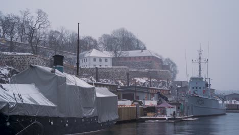 Barco-Cubierto-Y-Navel-Nave-Amarrada-Junto-Al-Castillo-De-Akershus-Durante-El-Invierno