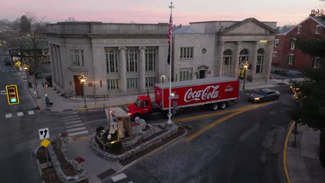 Coca-Cola-Lkw-Mit-Usa-flagge-In-Der-Nacht