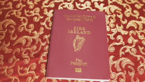 Colocando-El-Pasaporte-Irlandés-En-La-Mesa