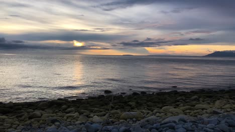 Idyllischer-Blick-Auf-Den-Sonnenuntergang-Am-Tropischen-Strand-Auf-Den-Dinagat-inseln,-Philippinen
