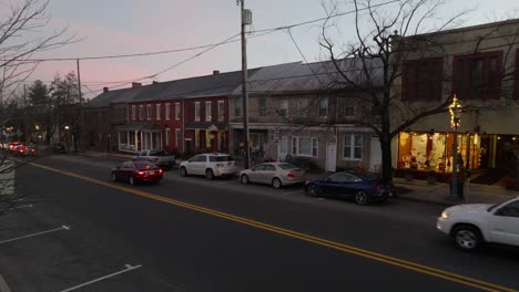 Cars-drive-on-city-street-at-night