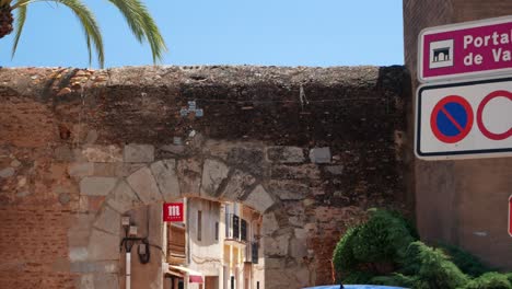 Main-entrance-arch-to-the-fortified-village-of-Mascarell