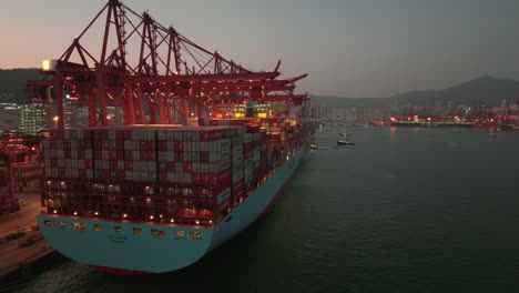 E-Klasse-Schiff-Elly-Maersk-Im-Frachtbetrieb-An-Modernen-Terminals-In-Hongkong-Nach-Sonnenuntergang