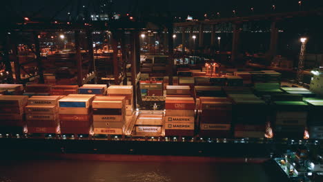 Contenedor-De-Envío-De-China-Siendo-Descargado-De-La-Bodega-De-Un-Buque-Portacontenedores-Durante-La-Noche-En-Hong-Kong