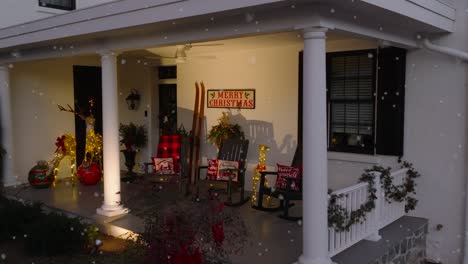 Cartel-De-Feliz-Navidad-Y-Decoraciones-Navideñas-En-El-Porche-Delantero-De-La-Casa-Americana-Durante-La-Nieve-Del-Invierno