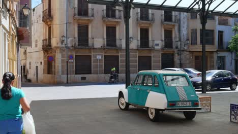 Plaza-Del-Mercado-Y-Coche-Antiguo-En-Alcalá-De-Chivert