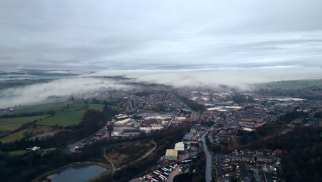 Luftaufnahmen-Einer-Nebelbedeckten-Kreisstadt-In-Yorkshire-Uk,-Die-Viel-Befahrenen-Straßenverkehr-Und-Rote-Backsteinhäuser-Zeigen