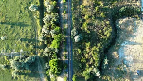 Draufsicht-Auf-Eine-Eisenbahn,-Die-Im-Sommer-Von-Vegetation-Umgeben-Ist