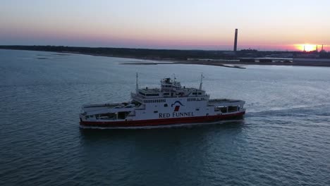 Rote-Trichterfähre-Mit-Calshot-Bei-Sonnenuntergang