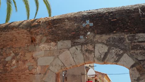 Entrance-arch-to-the-fortified-village-of-Mascarell