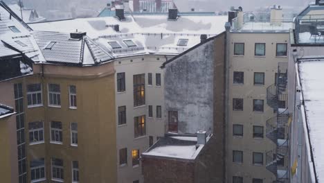 La-Nieve-Se-Cae-De-La-Azotea-Detrás-De-Los-Edificios-De-Apartamentos-En-St.