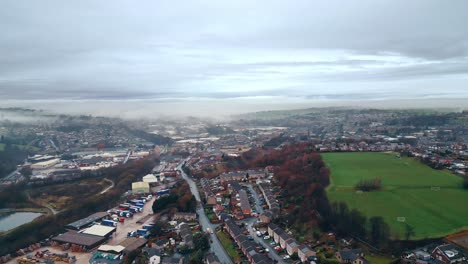 Luftaufnahmen-Eines-Nebelbedeckten-Stadtviertels-In-Yorkshire-Uk,-Die-Viel-Befahrenen-Straßenverkehr-Und-Rote-Backsteinhäuser-Zeigen