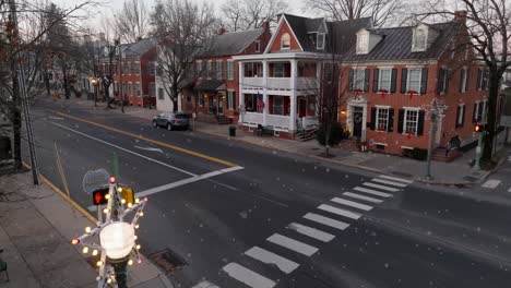 Historic-Colonial-American-homes-with-USA-flag