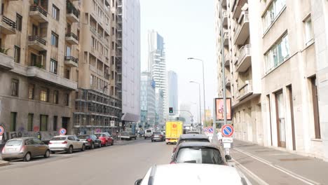 Arquitectura-De-La-Ciudad-De-Milán-Y-Conducción-De-Automóviles,-Vista-De-Mano