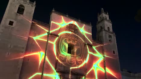 Videomapping-Show-Mit-Maya-Symbolen-In-Der-Kathedrale-Von-Merida-Yucatan