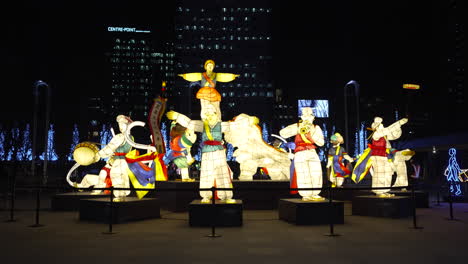 Traditionelle-Laternenskulpturen-Auf-Dem-Berühmten-Gwanghwamun-platz-In-Seoul