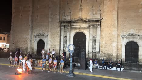 Toma-De-Danza-Tribal-Maya-Tradicional-En-La-Catedral-De-Merida-Yucatan