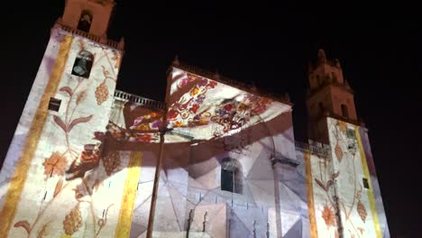 Videomapping-Show-Mit-Traditionellen-Maya-Stoffen-In-Der-Kathedrale-Von-Merida-Yucatan