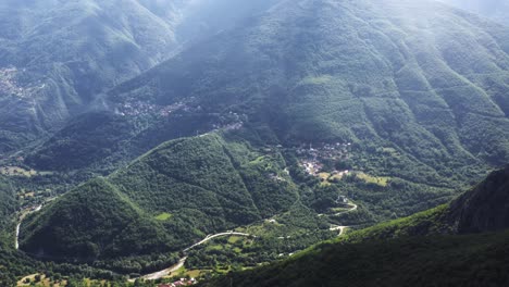 La-Luz-Del-Sol-Brilla-Sobre-Las-Altas-Montañas-Verdes-Del-Valle-En-El-Parque-Nacional-De-Mavrovo