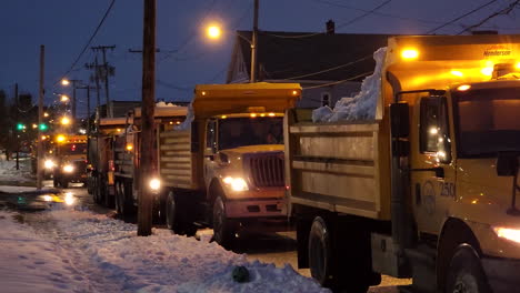 Camiones-Volcados-De-Nieve-Militares-Alineados-En-La-Calle-Con-Luces-Parpadeantes-En-Buffalo,-Nueva-York,-EE.UU.