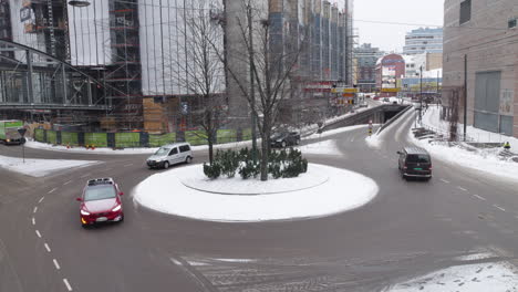 Los-Coches-Circulan-Por-Una-Rotonda-En-Una-Ciudad-En-Invierno