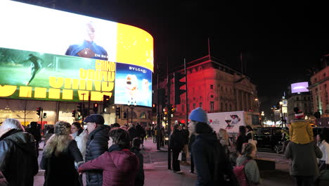 Pantallas-De-Video-Que-Muestran-Anuncios-En-Piccadilly-Circus,-Londres,-Noche