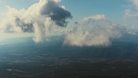 Zeitraffer-Von-Wolken-Und-Nebel-Am-Frühen-Morgen-über-Der-Berglandschaft