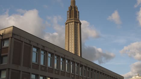 Der-Moderne-Turm-Der-Kirche-Des-Heiligen-Josephs,-Le-Havre,-Niedriger-Winkel-Nach-Oben-Kippen