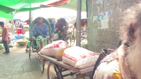 Triciclos-Rickshaw-Para-El-Transporte-De-Mercancías-Y-Personas-En-Bangladesh