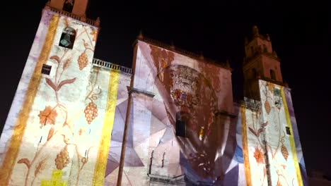 Videomapping-Show-Mit-Yucatecan-Symbolen-Und-Textilien-In-Der-Kathedrale-Von-Merida-Yucatan