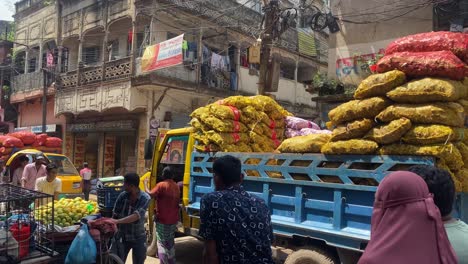 Leute,-Die-Waren-Auf-Straßen-Im-Stadtzentrum-Von-Dhaka-In-Bangladesch-Handeln