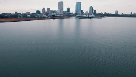 Drohne-Fliegt-Tief-über-Der-Wasseroberfläche,-Milwaukee-City-Waterfront,-Usa