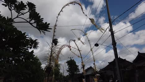 Calle-Local-Con-Decoración-Penjor-Para-La-Celebración-Galungan-Balinesa,-Hinduismo-Bali,-Durante-El-Día,-Cielo-Azul-En-El-Pueblo-Tradicional,-Gianyar,-Sukawati