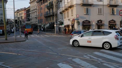 Straßenkreuzung-In-Der-Innenstadt-Von-Mailand,-Handheld-Ansicht