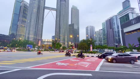 Kuala-Lumpur,-Malasia-Alrededor-De-Las-Torres-Petronas-Al-Atardecer-Vistas-Desde-El-Bar-Del-Cielo-De-Los-Comerciantes