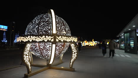 Honsang---Globo-Celestial,-Brillante-Adorno-De-Bola-Enorme-En-La-Noche-En-La-Plaza-Gwanghwamun-Durante-El-Festival-De-Los-Faroles-En-Seúl,-Corea-Del-Sur