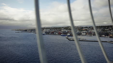 Ein-Blick-Auf-Das-Stadtbild-Auf-Dem-Gehweg-An-Der-Straßenbrücke-In-Tromso,-Norwegen
